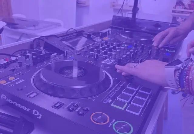 Mesa de mezcla profesional y reproductores preparados para una clase en cabina.